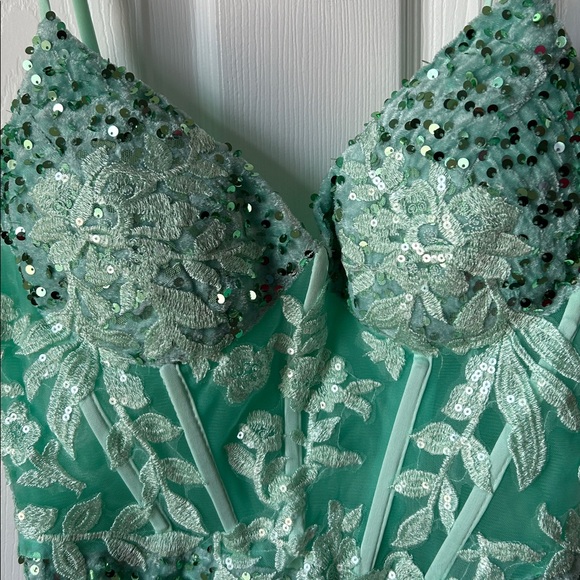 Stunning embroidered sequin stunner mini dress - Picture 4 of 9